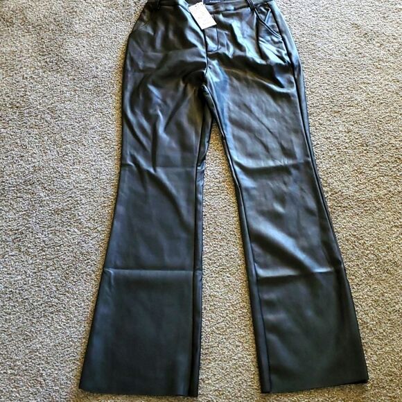 Faux women's slacks. NWT. size medium. Black with front pockets. - Picture 1 of 7